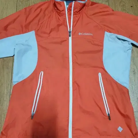 1032 컬럼비아 아웃도어 바람막이 100 사이즈입니다