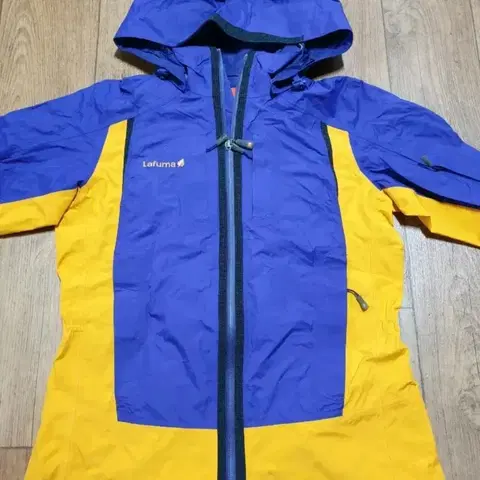 1247 라푸마 고어텍스 바람막이 90~95 사이즈입니다