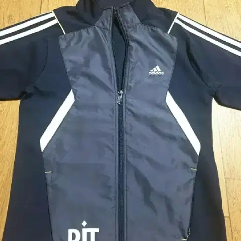 1022 아디다스 여성 운동복 집업 95 사이즈입니다