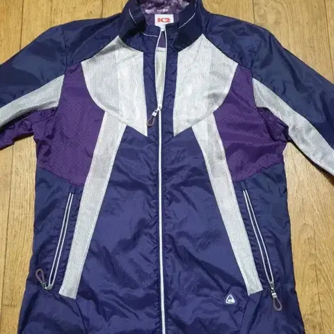 1217 k2 아웃도어 바람막이 90 사이즈입니다