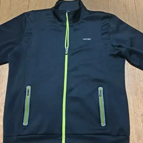 1225 르까프 운동복 집업 100 사이즈입니다