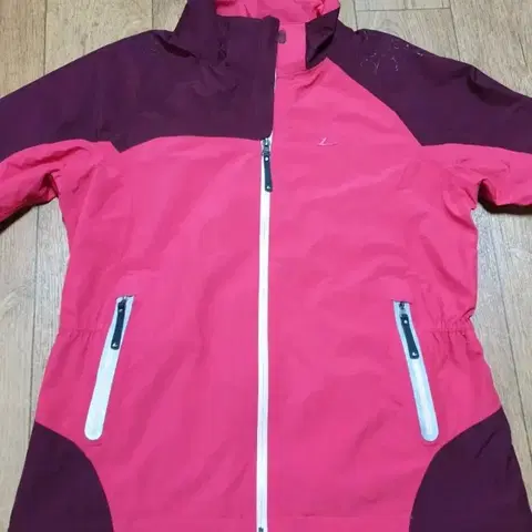 1205 르까프 아웃도어 고어텍스 바람막이 105 사이즈입니다