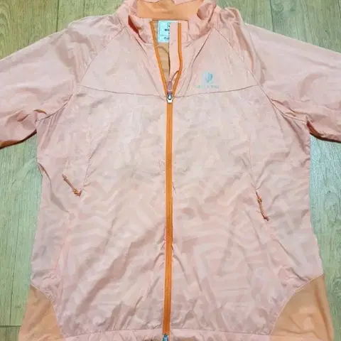 1124 블랙야크 바람막이 100 사이즈입니다