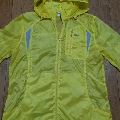 1206 휠라 바람막이 100 사이즈입니다