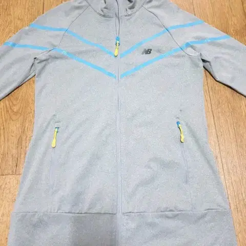 1015 뉴발란스 운동복 집업 90 사이즈입니다