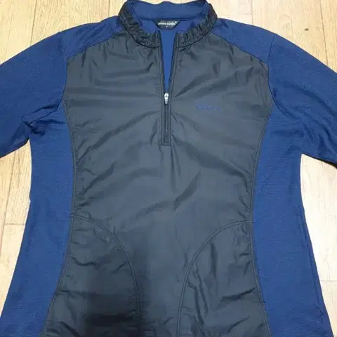 1016 피에르가르뎅 반집업 100 사이즈입니다