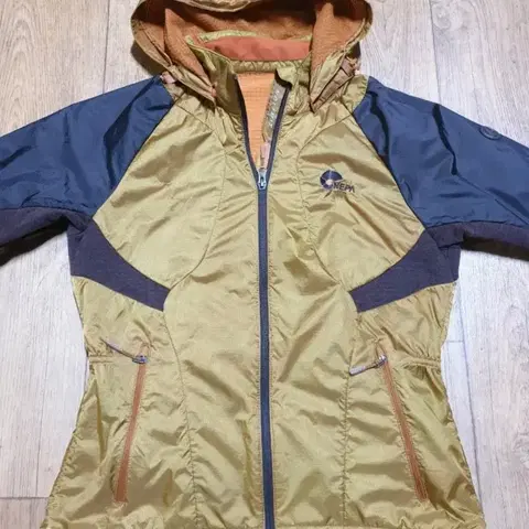 1140 네파 아웃도어 바람막이 95 사이즈입니다