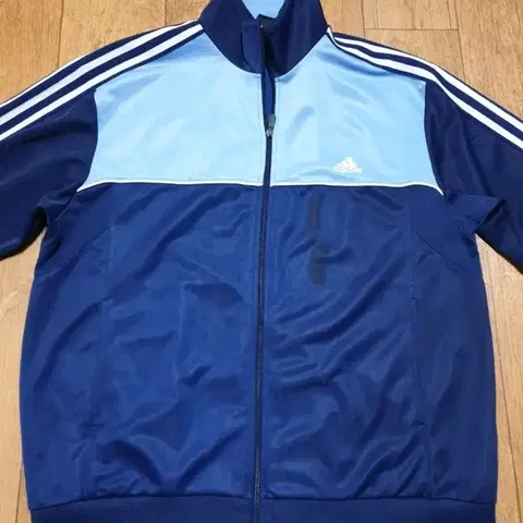 1202 아디다스 운동복 집업 110 사이즈입니다