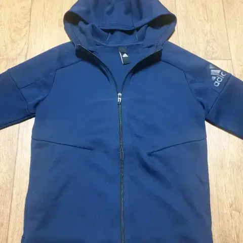 1219 아디다스 운동복 후드집업 90 사이즈입니다