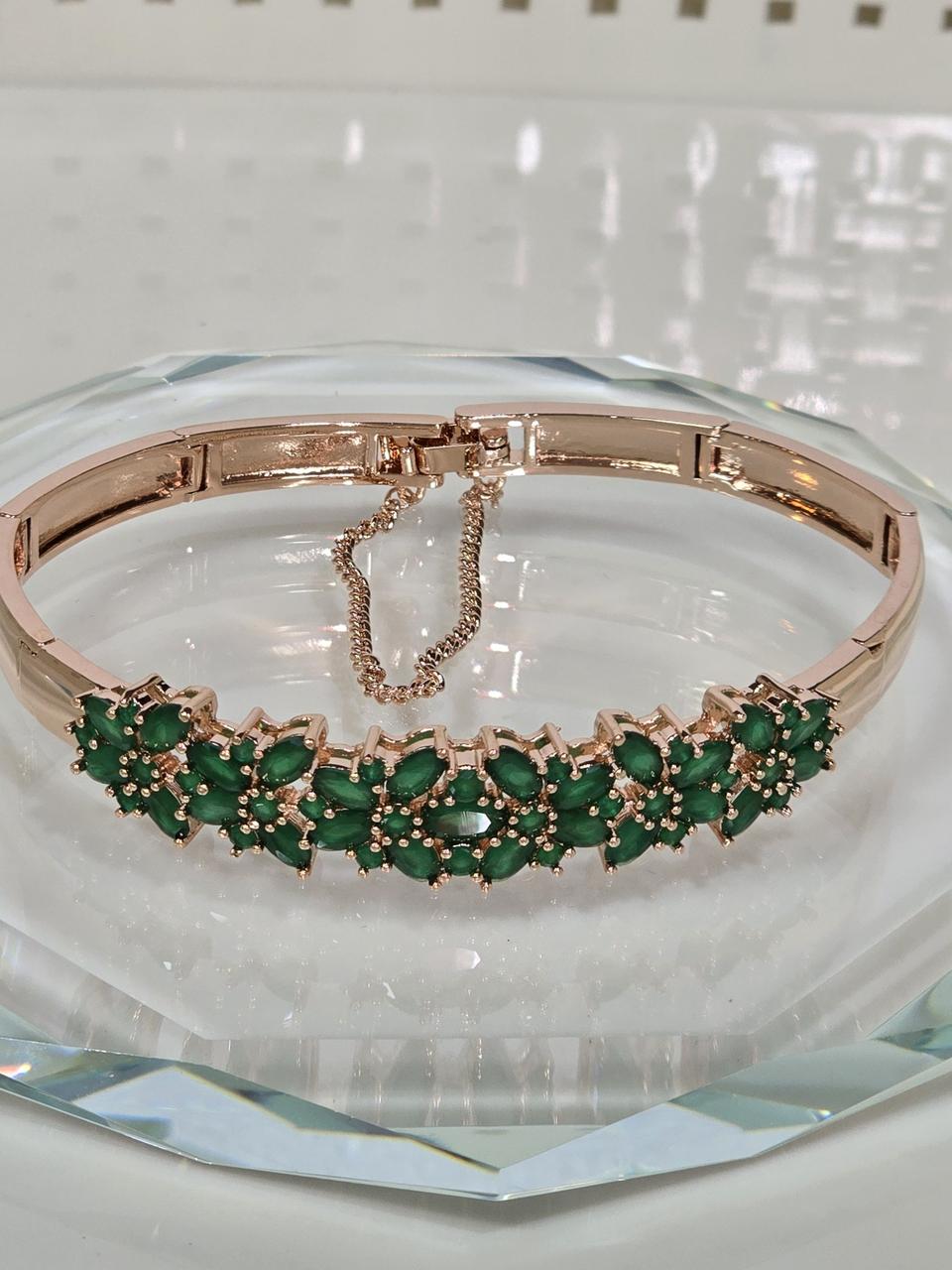 에메랄드 색상의 큐빅 팔찌