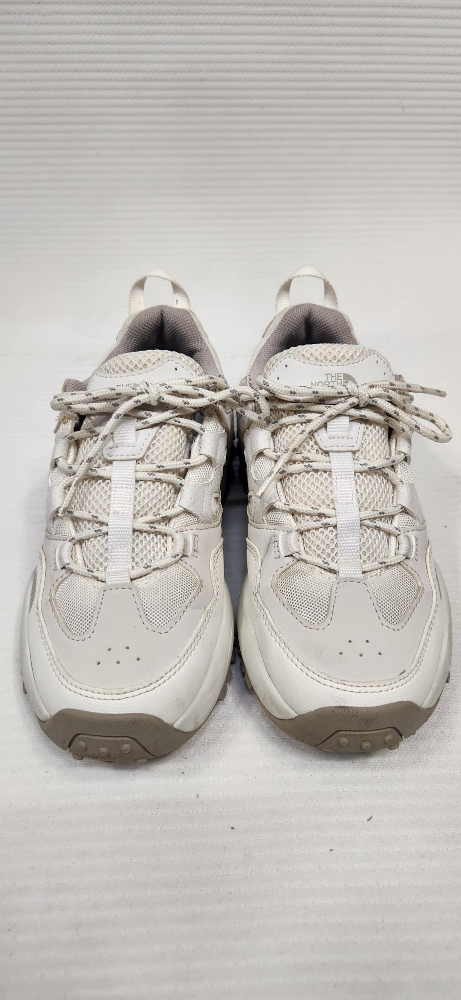 노스페이스 트레킹화. 워킹화 235사이즈