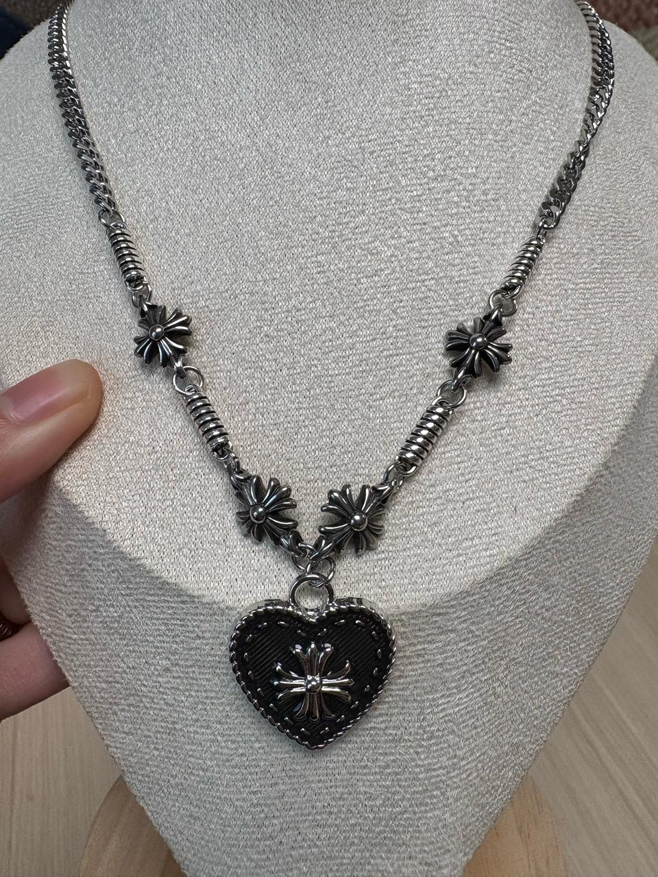 써지컬 하트 십자가 목걸이