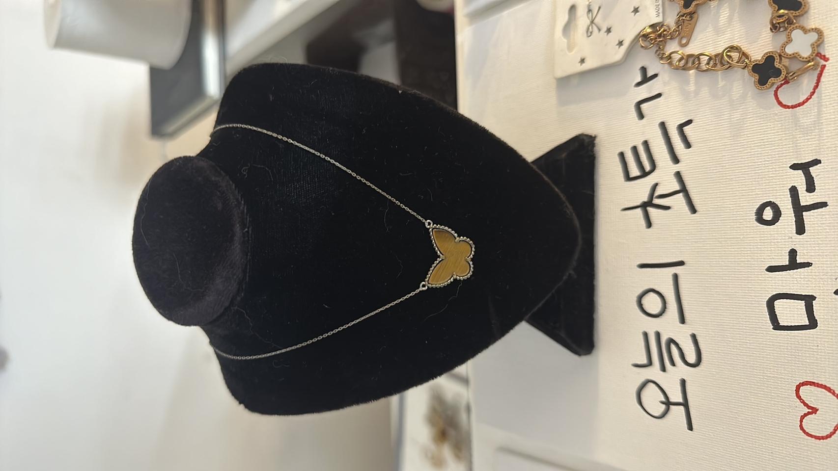 반클리프 나비 브라운 자개 목걸이 세일