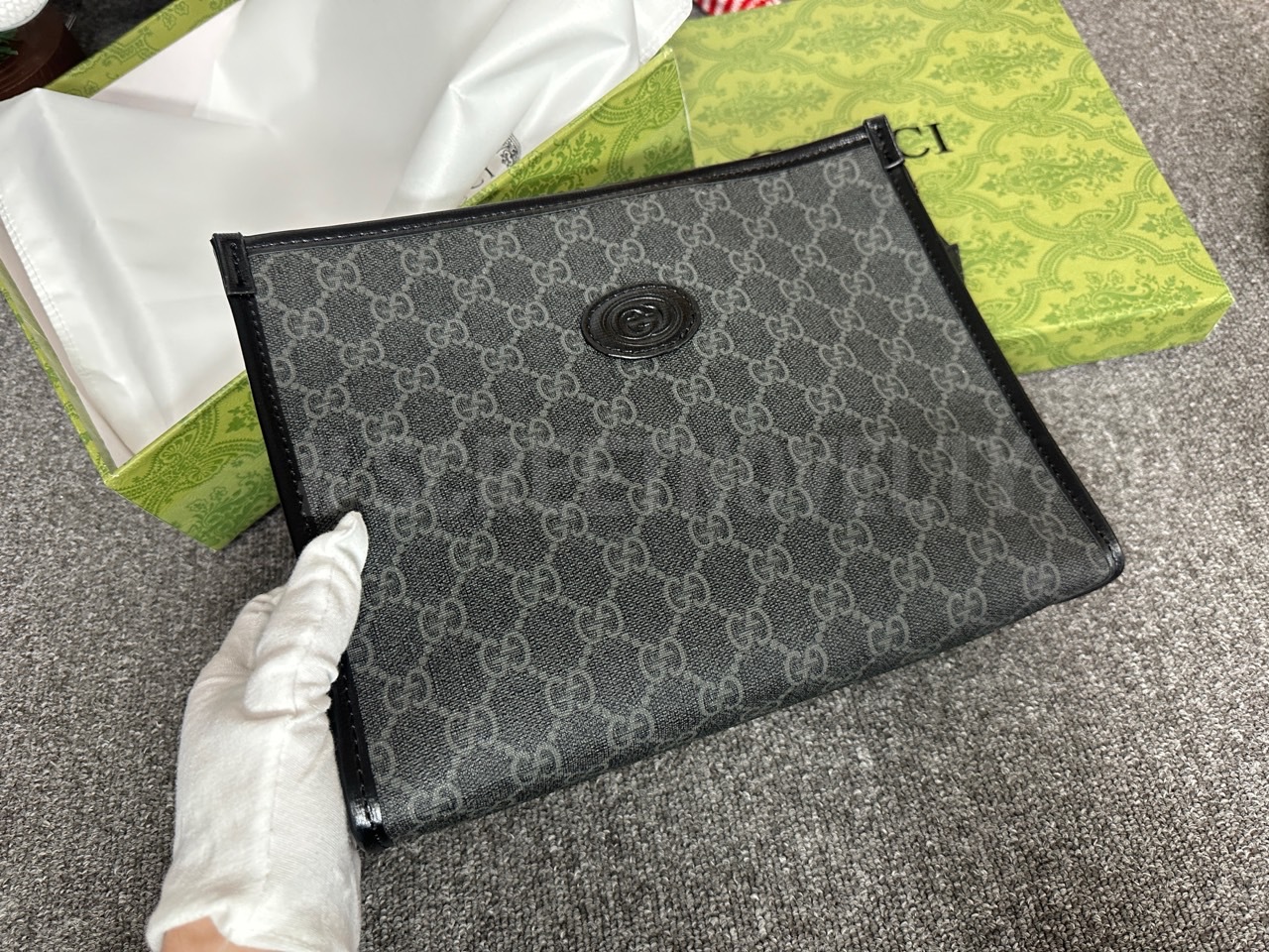 구찌 인터로킹 메신저백 클러치백 블랙