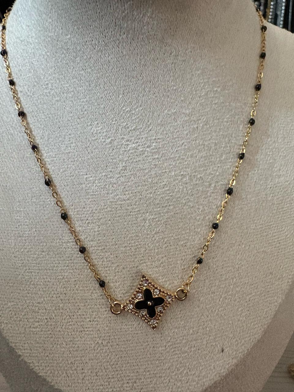 써지컬 클로버 목걸이