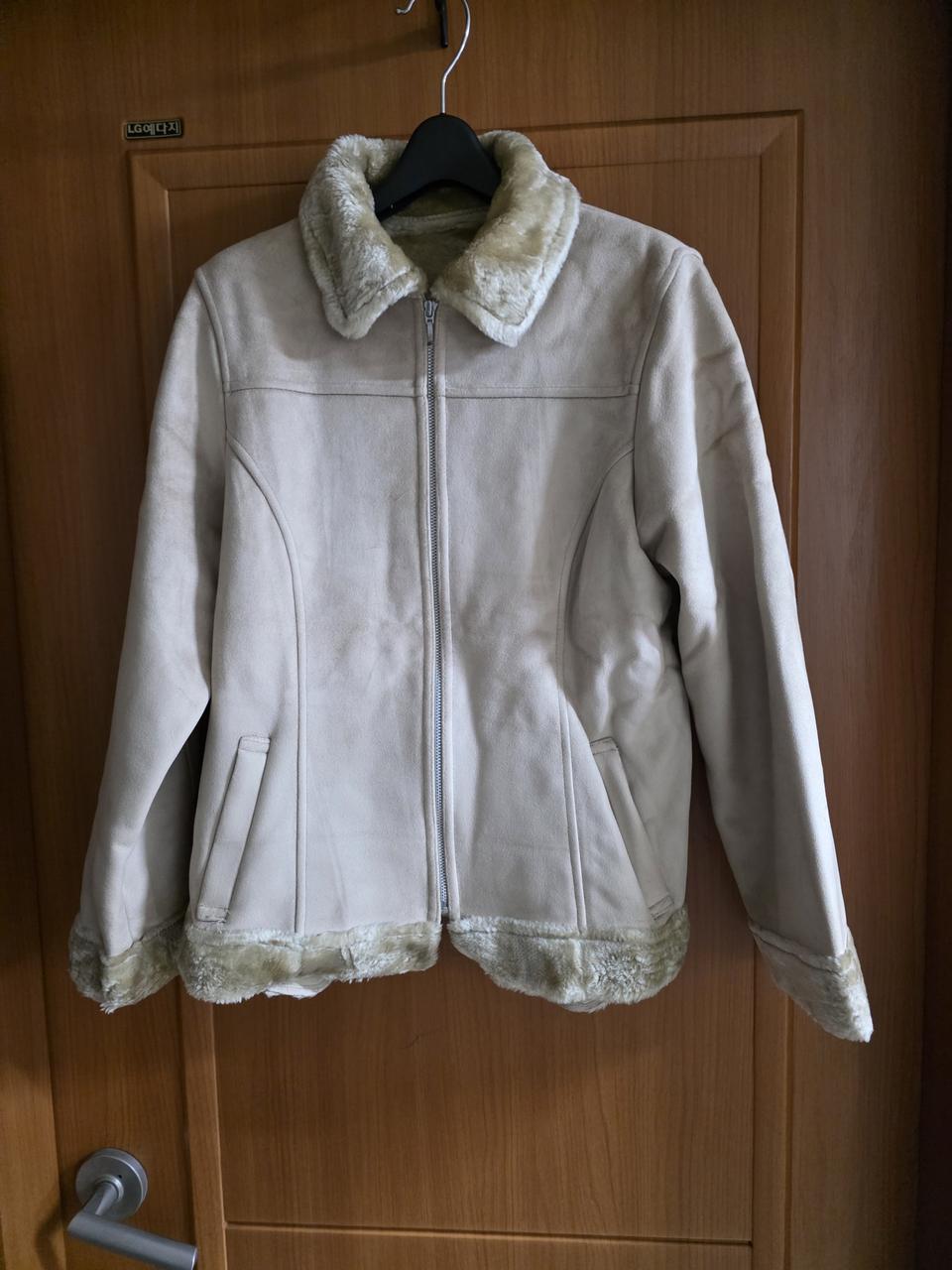 털트리밍 베이지 무스탕