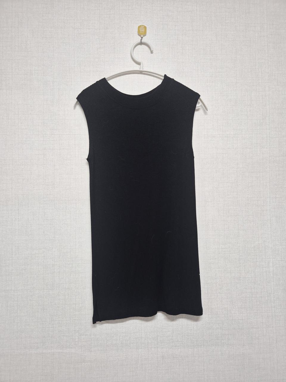 검정색 골지 민소매 티셔츠