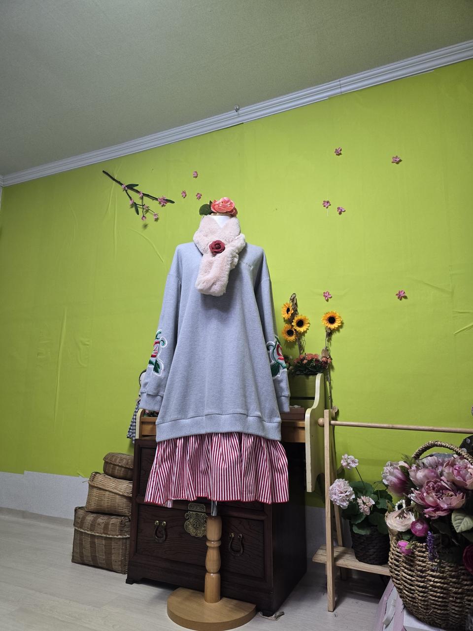 로맨시크/라운드넥/자수꽃/ 레드줄무늬치마 / 루즈핏 원피스