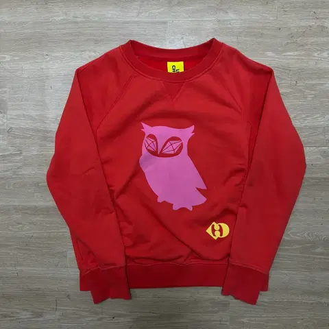 럭키슈에뜨 여성 오버핏 로고 피린팅 맨투맨 티셔츠 [피치 레드] M/95