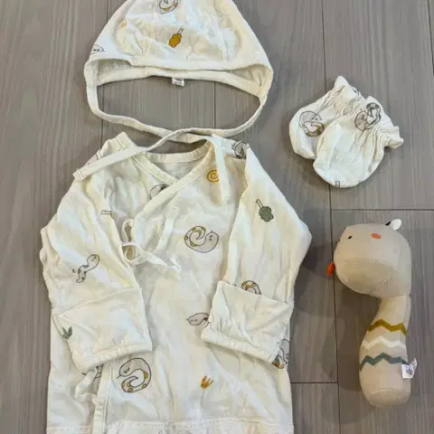 신생아 배냇저고리 세트 (모자, 손싸개, 인형)