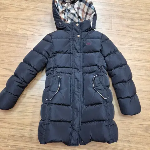 닥스 키즈 공용 패딩 점퍼입니다- 사이즈는 140입니다- 겉감은 폴리