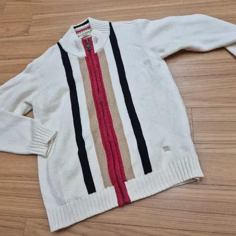 버버리 키즈 가디건입니다.사이즈는 10Y/140cm이고요, 면 100%