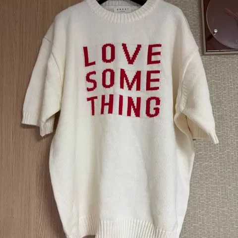 새상품 CHEAT 흰색 LOVE SOMETHING 니트