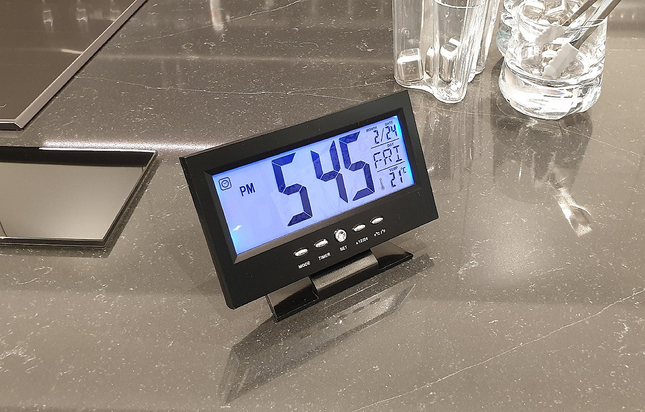 신기한  LCD  탁상 시계.  달력. 온도계 기능