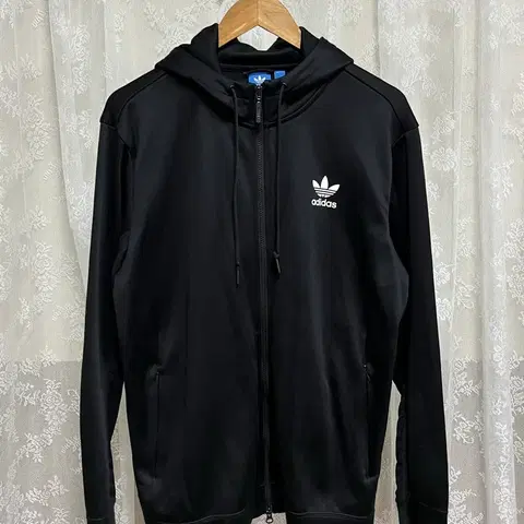 110) 아디다스 백프린팅 후드 집업 블랙