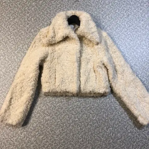 WAVE 웨이브 블랙 퍼 자켓 퍼피 부클 출근룩 코트 양털 힙걸 크림