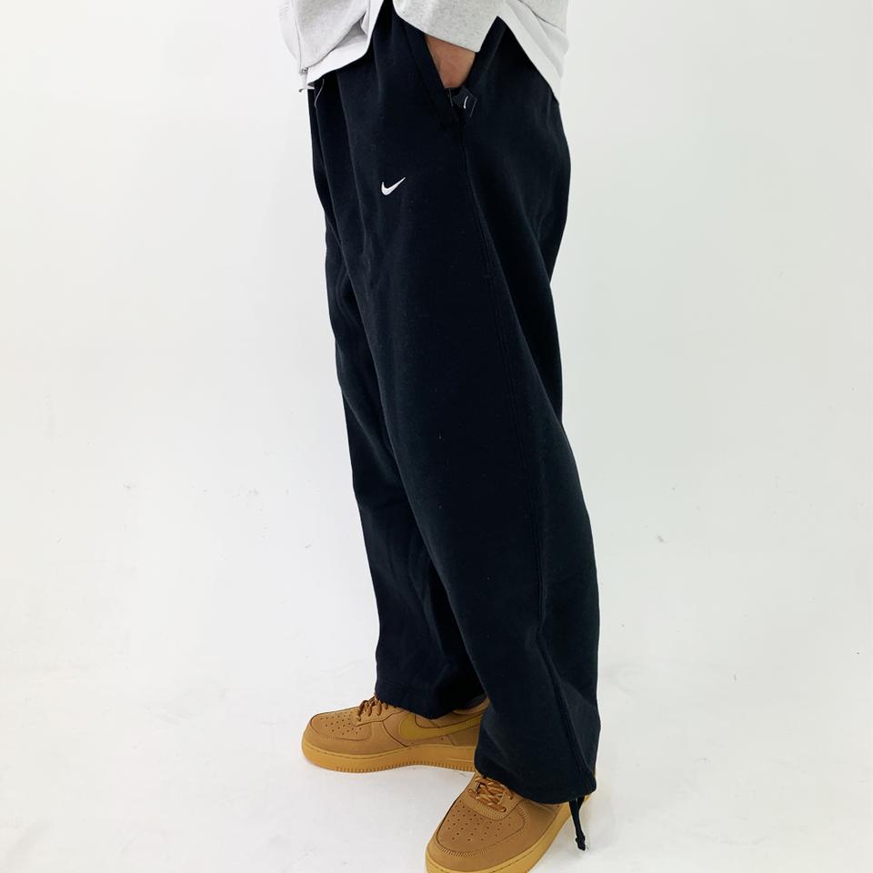 나이키(NIKE) 솔로 스우시 오픈햄 플리스 바지 루즈핏 일자 팬츠