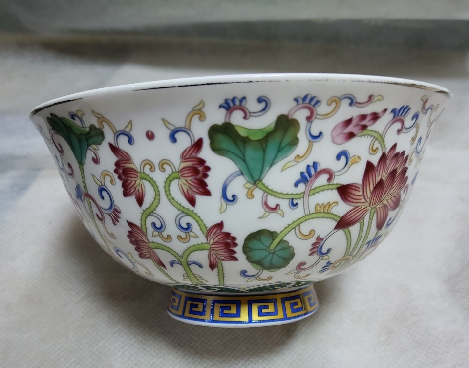 대청건륭년제 청화채 연화문 자기