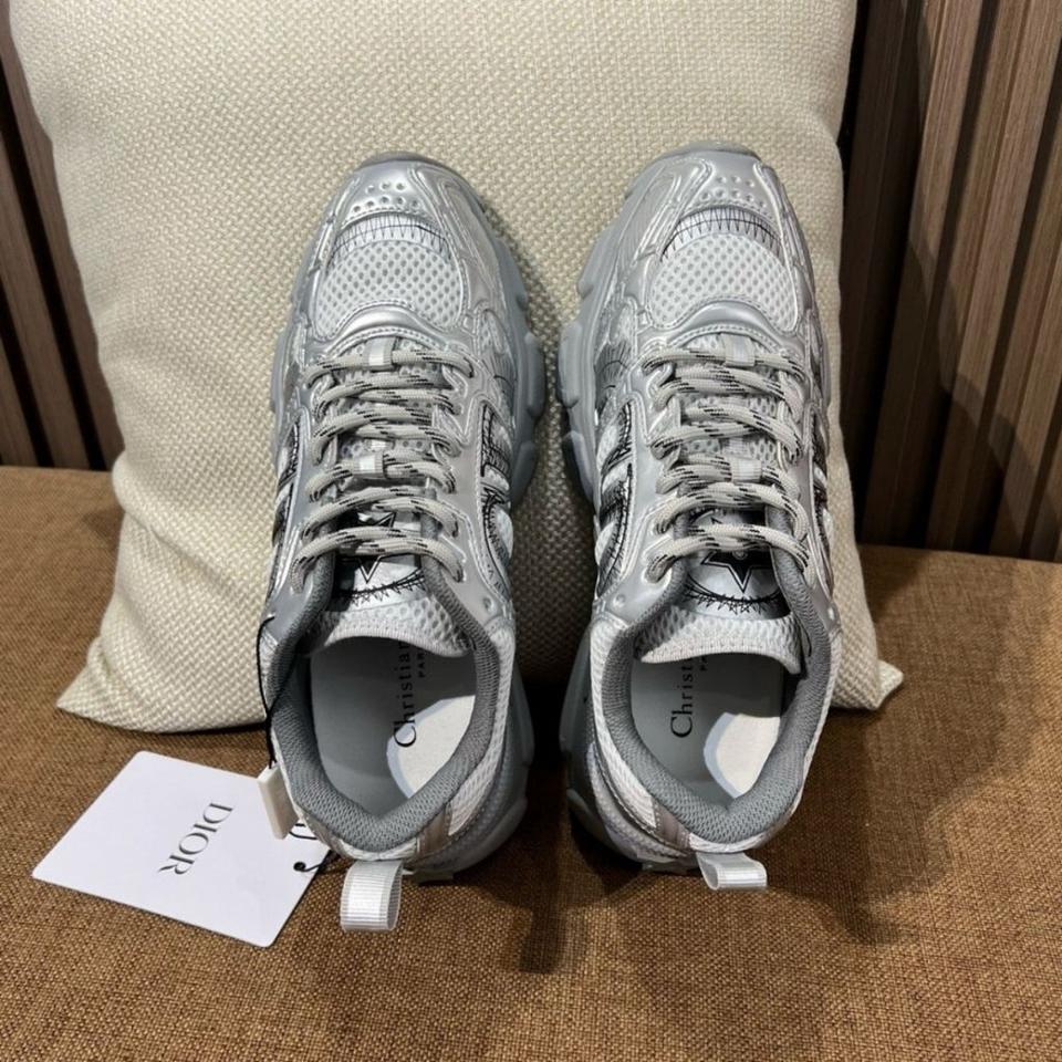 디올 스니커즈 그레이 메시 & 실버 톤