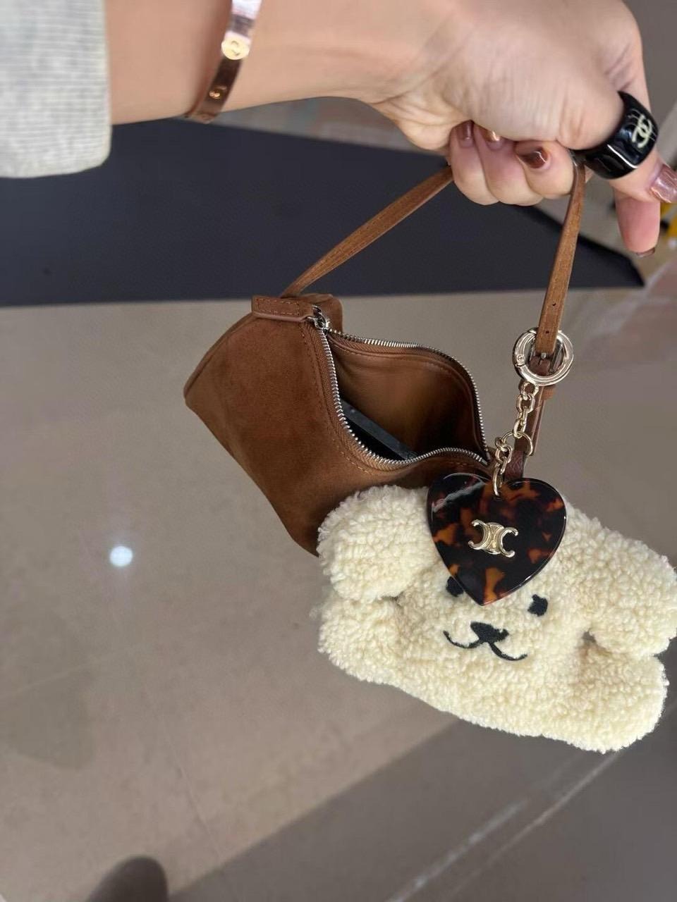 셀린느 트리옹프 하트 폼폼 키링 시어링 앤 아세테이트 내추럴 탄 키링