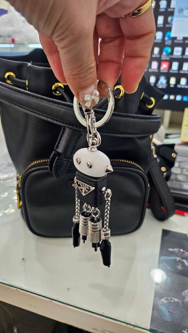 프라다 사피아노 레더 로봇 트릭 키체인 스틸(3가지)