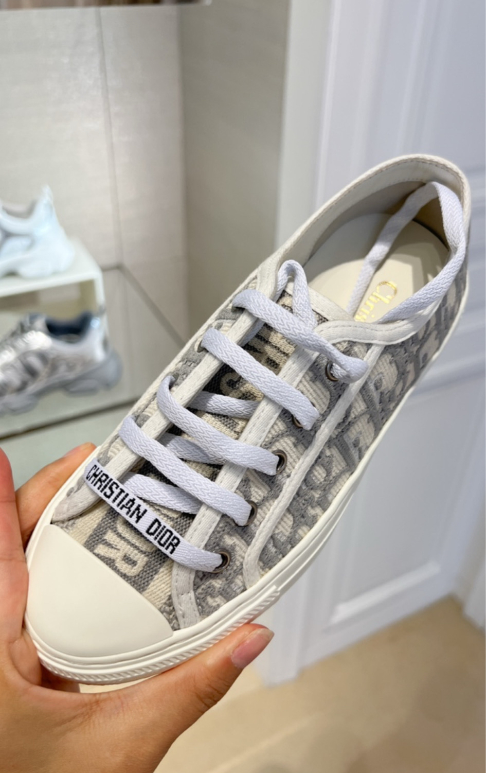 디올 스니커즈