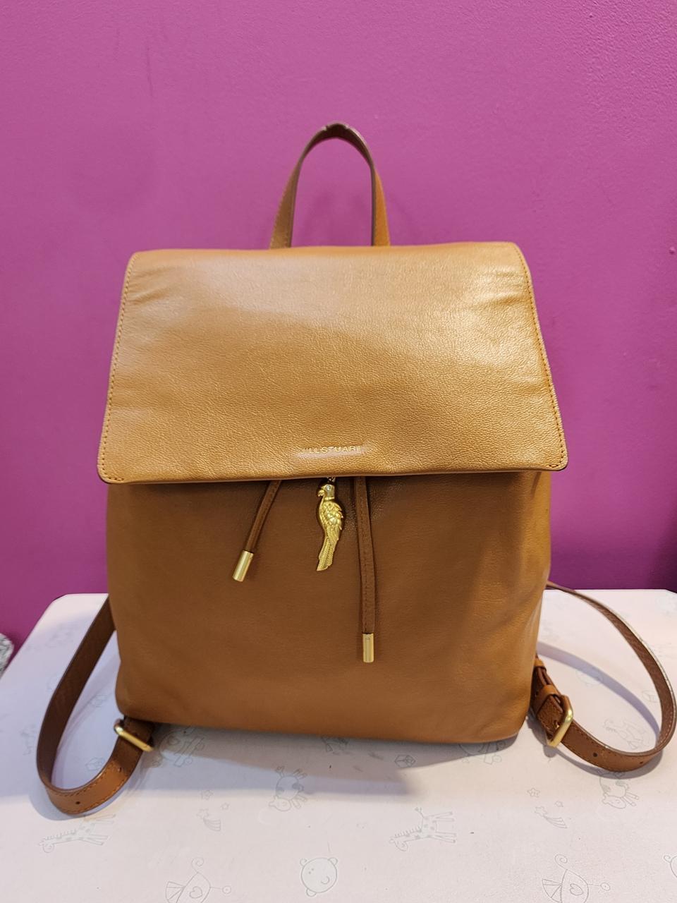 질스튜어트뉴욕 브라운 앵무장식 고트엠보 심플 미듐 백팩