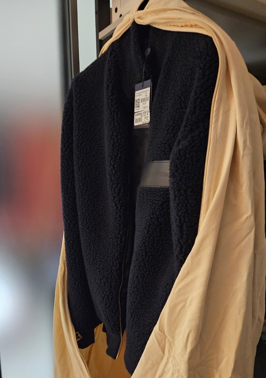 루이비통 레더 패치 후리스