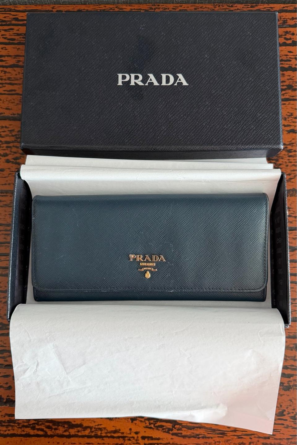 프라다 Prada 네이비 사피아노 레더 금장 레터링 로고 장지갑 박스포함
