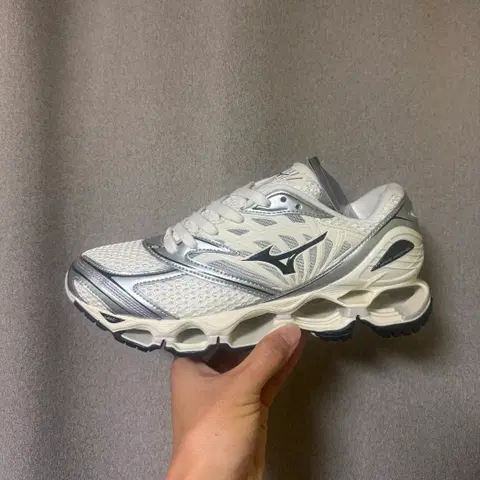 미즈노 웨이브 프로페시 LS 프리스틴 블랙