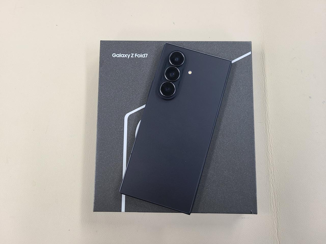 갤럭시폴드7 512G  실사용3개월 케이스포함 풀박스 무찍힘 ^^