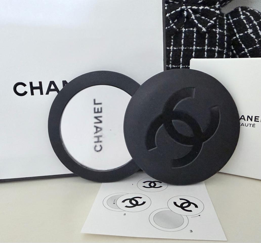 샤넬 가죽 회전 양면 손거울