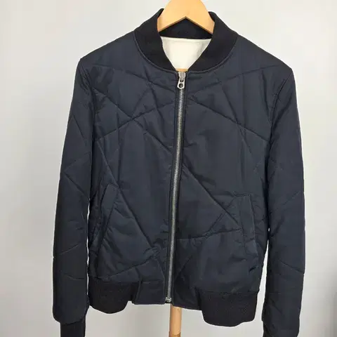 sandro의 퀼팅 봄버 자켓입니다국내 매장택