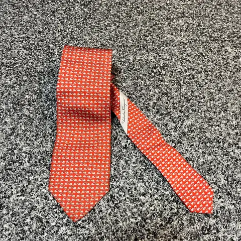 살바토레 페라가모 달팽이 패턴 100실크 넥타이