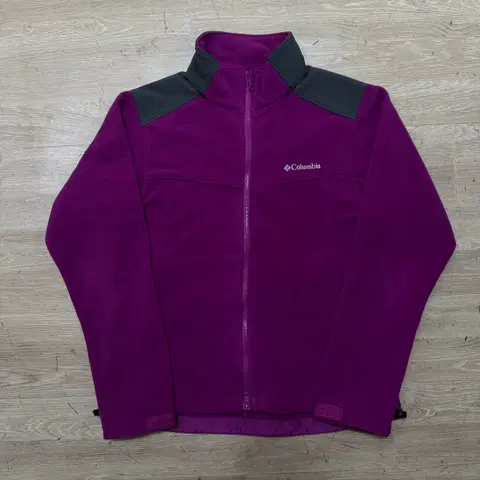 컬럼비아 자수로고 후리스 점퍼