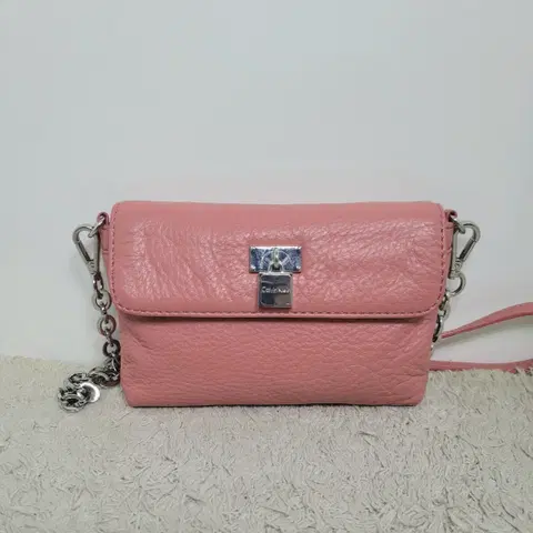 캘빈클라인 핑크 레더 체인 크로스백