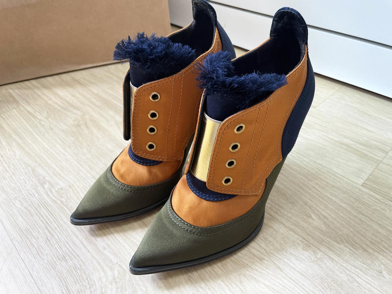 JIMMY CHOO 새틴 믹스 스틸레토 앵클 부티 하이힐