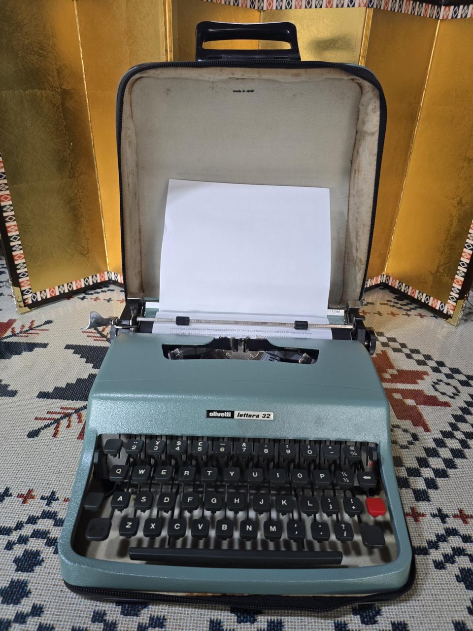명품 올리베티 레테라32 영문타자기