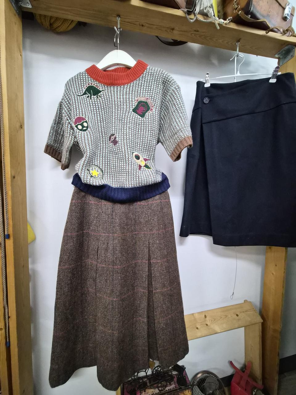 앤아더스토리즈 자수울니트. 도쿄컬렉션 순모스커트