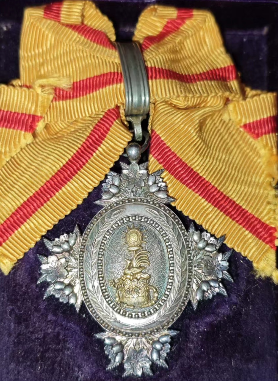 일본 4대 훈장  중앙 노란부분 22k금